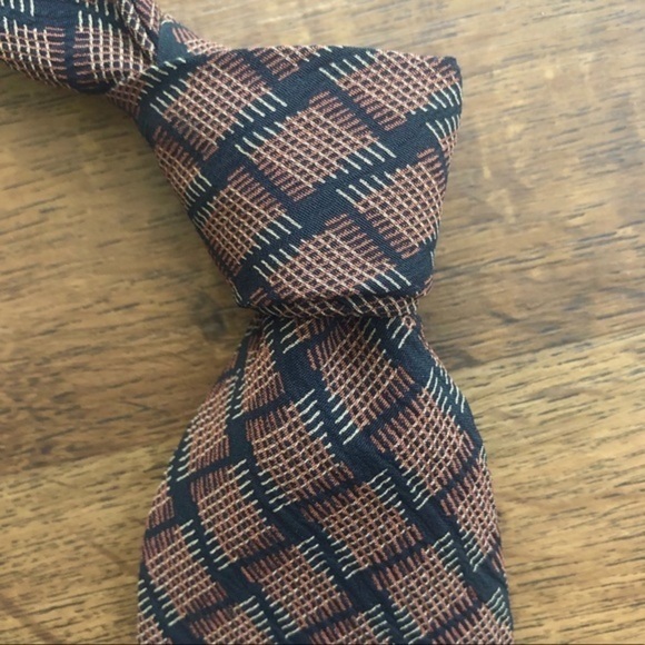 Giorgio Armani Classic Textured Silk Tie - Picture 2 of 8